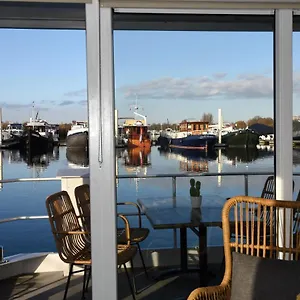 Tiny Floating House Ibiza Ferienhaus Maastricht
